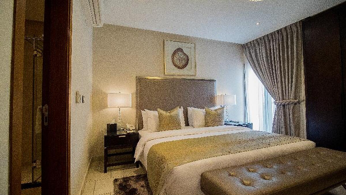 OAK PLAZA SUITES