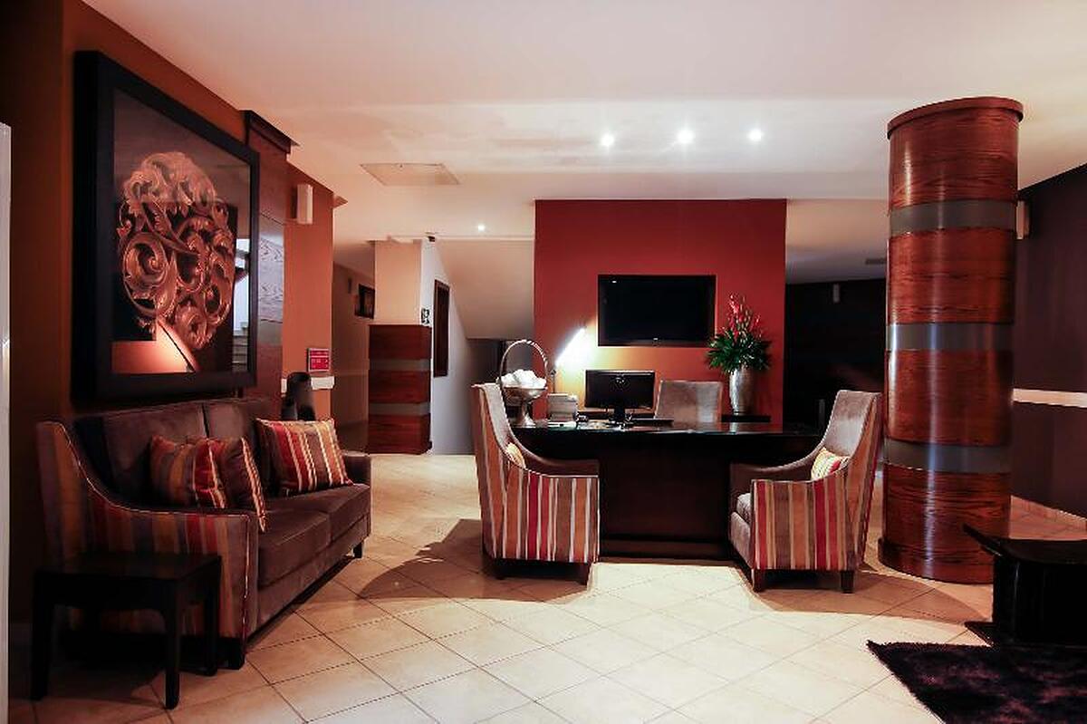 OAK PLAZA SUITES