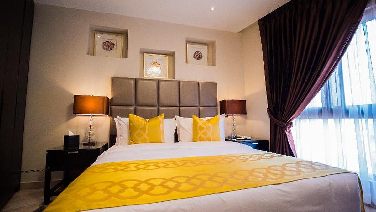 OAK PLAZA SUITES