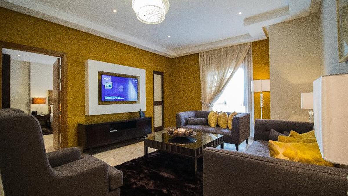OAK PLAZA SUITES