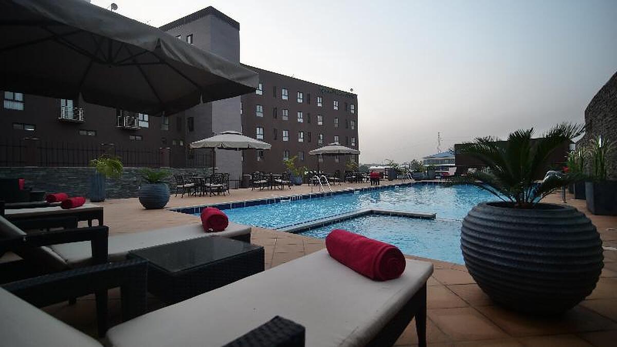OAK PLAZA SUITES