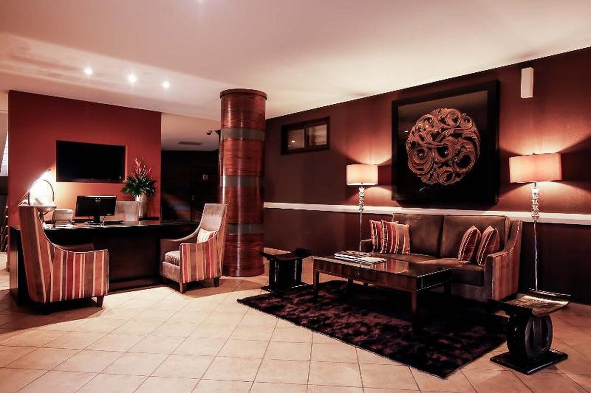 OAK PLAZA SUITES
