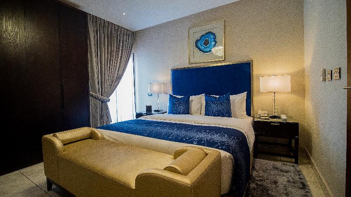 OAK PLAZA SUITES