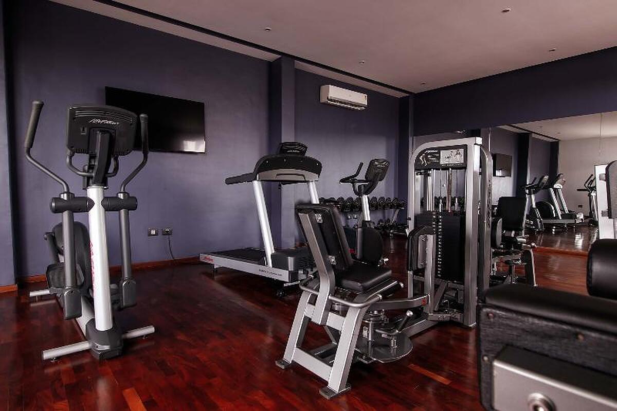 OAK PLAZA SUITES
