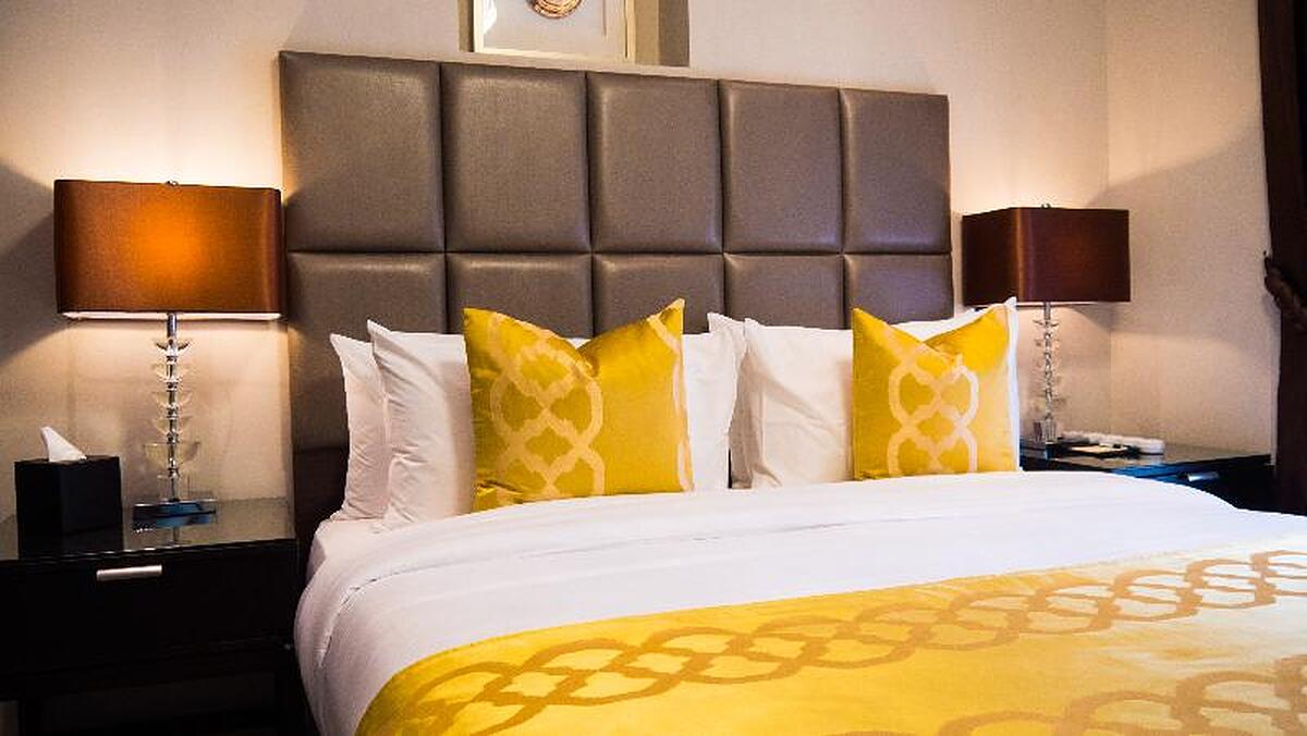 OAK PLAZA SUITES
