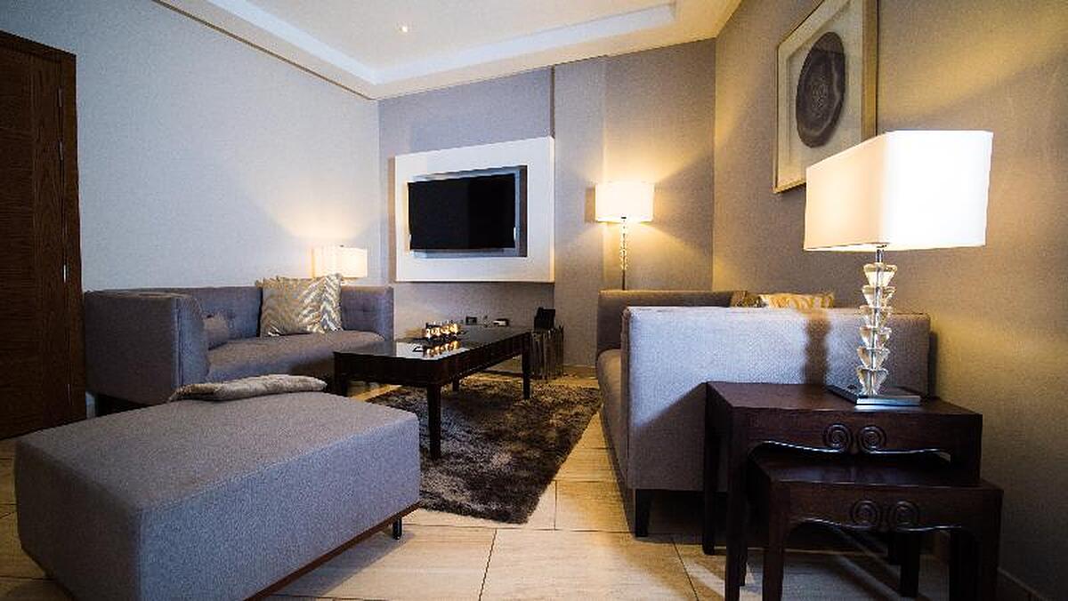 OAK PLAZA SUITES