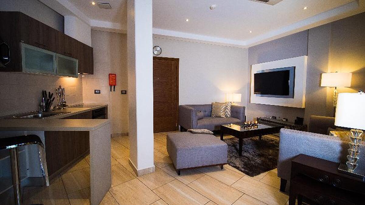OAK PLAZA SUITES