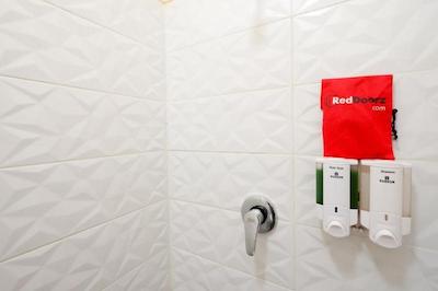 RedDoorz Plus near Paragon Mall Semarang