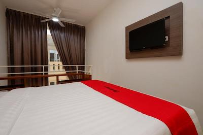 RedDoorz Plus near Paragon Mall Semarang