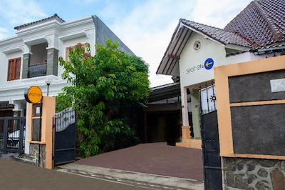 Spot On 2697 Homy House