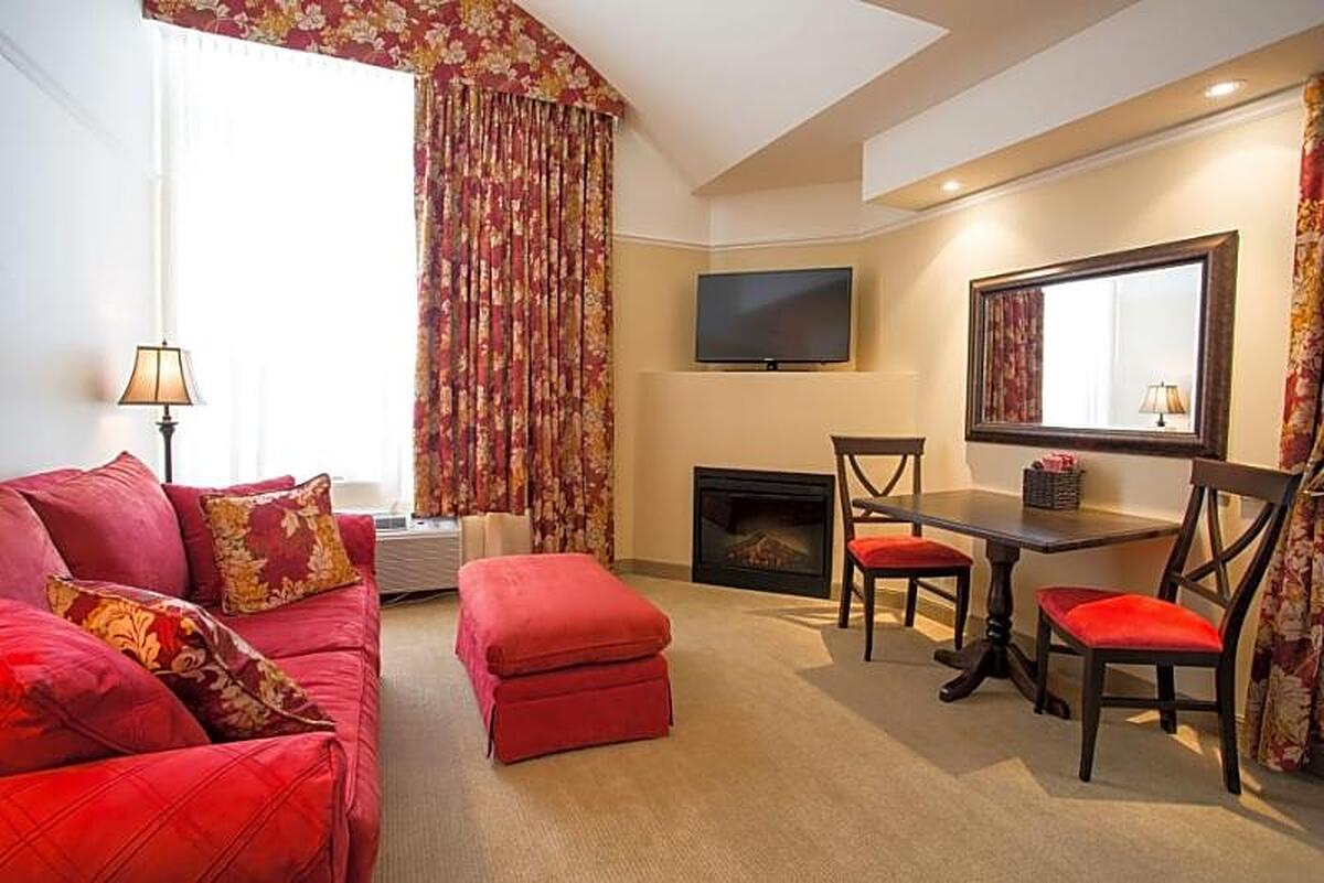LE ST MARTIN BROMONT HOTEL SUITES
