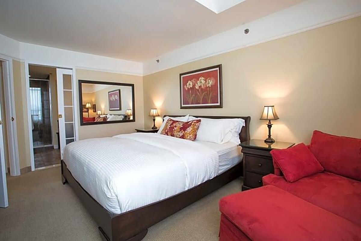 LE ST MARTIN BROMONT HOTEL SUITES
