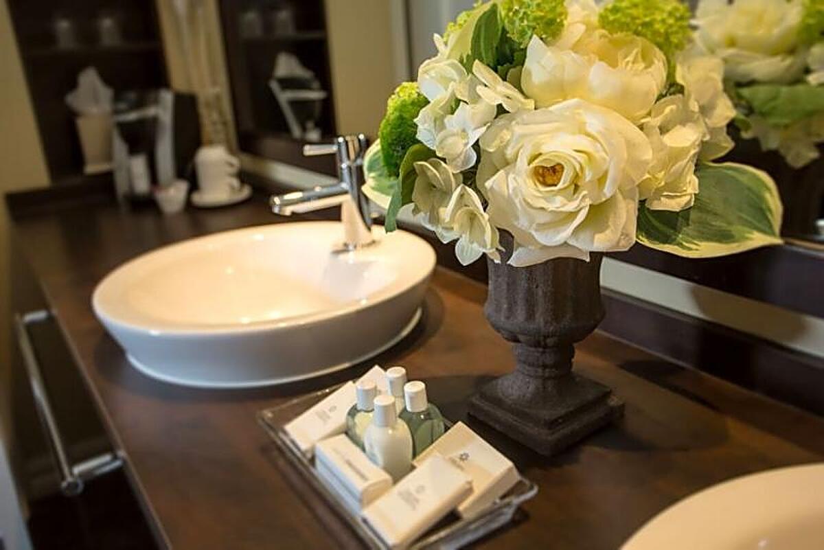 LE ST MARTIN BROMONT HOTEL SUITES
