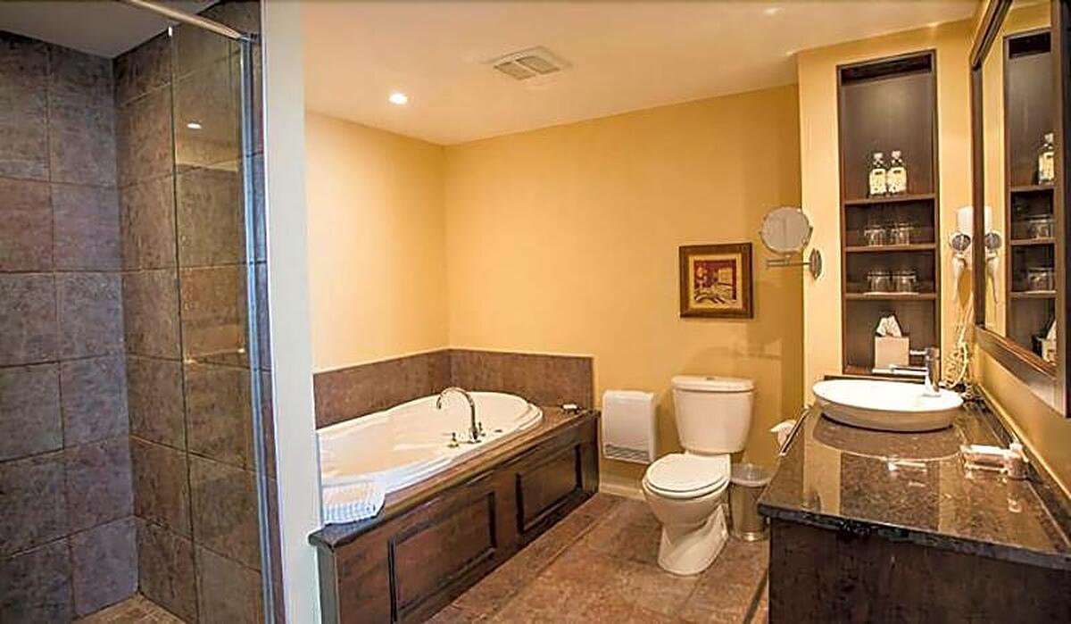 LE ST MARTIN BROMONT HOTEL SUITES