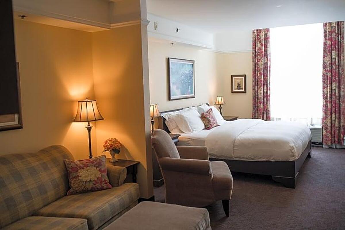 LE ST MARTIN BROMONT HOTEL SUITES