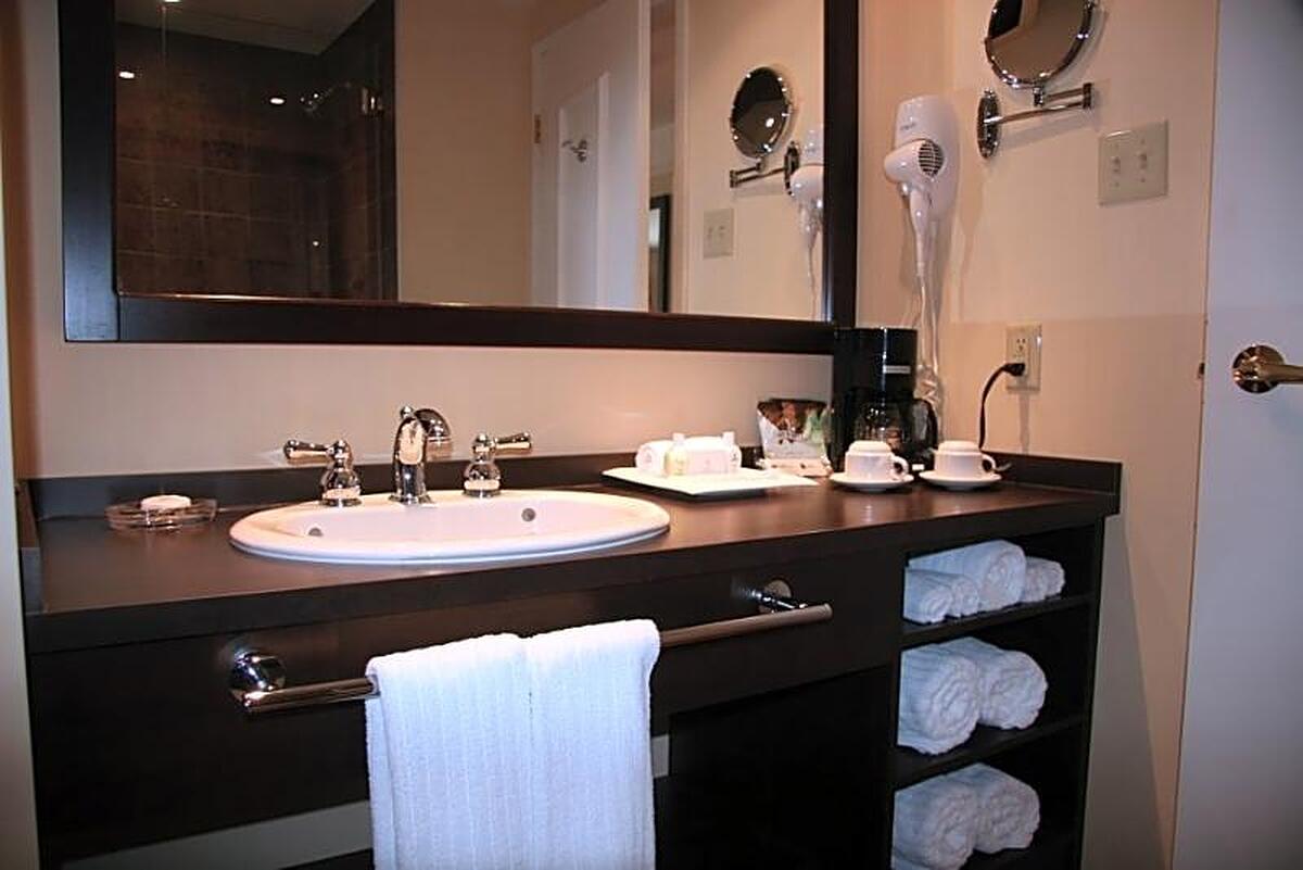LE ST MARTIN BROMONT HOTEL SUITES