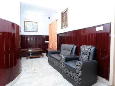 Oyo 15669 Hotel Galaxy Inn