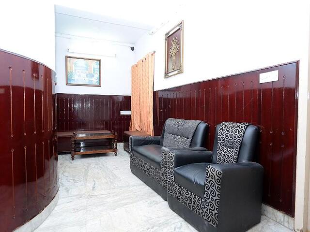 Oyo 15669 Hotel Galaxy Inn