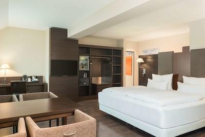 اناچ دوسلدورف کنیکسالی