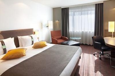 هالیدی این الماتی