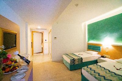 فان سان لایف سیدکس بارباروس پاشاس بیچ ساید