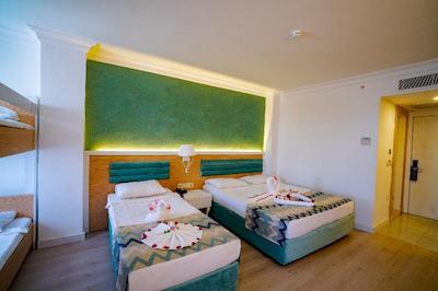 فان سان لایف سیدکس بارباروس پاشاس بیچ ساید