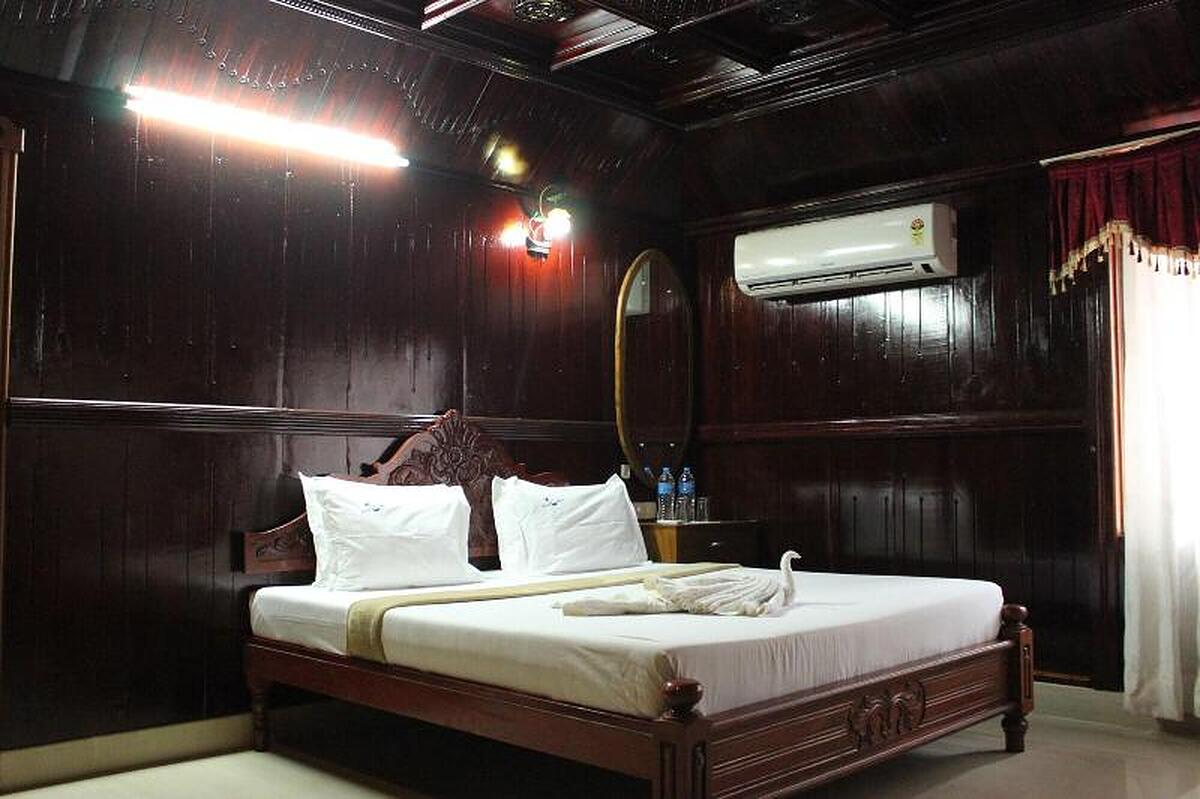 WOODHOUSE BEACH RESORT