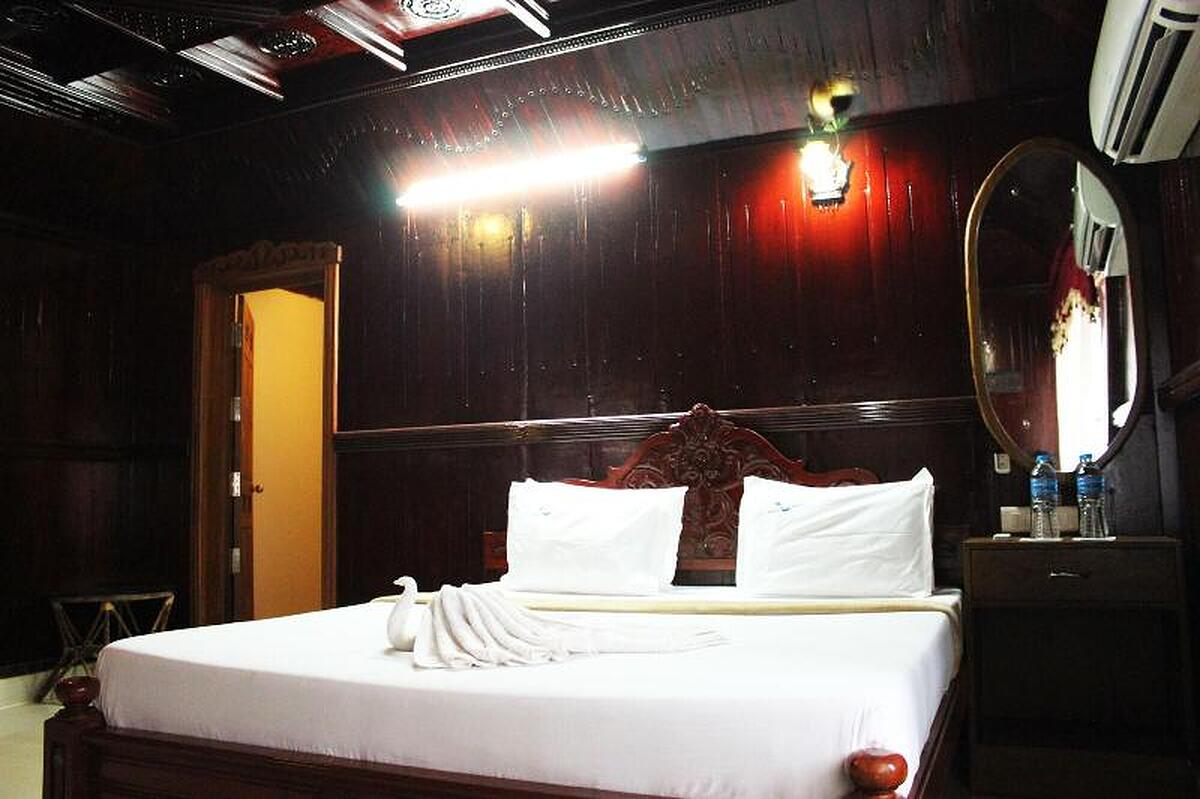 WOODHOUSE BEACH RESORT