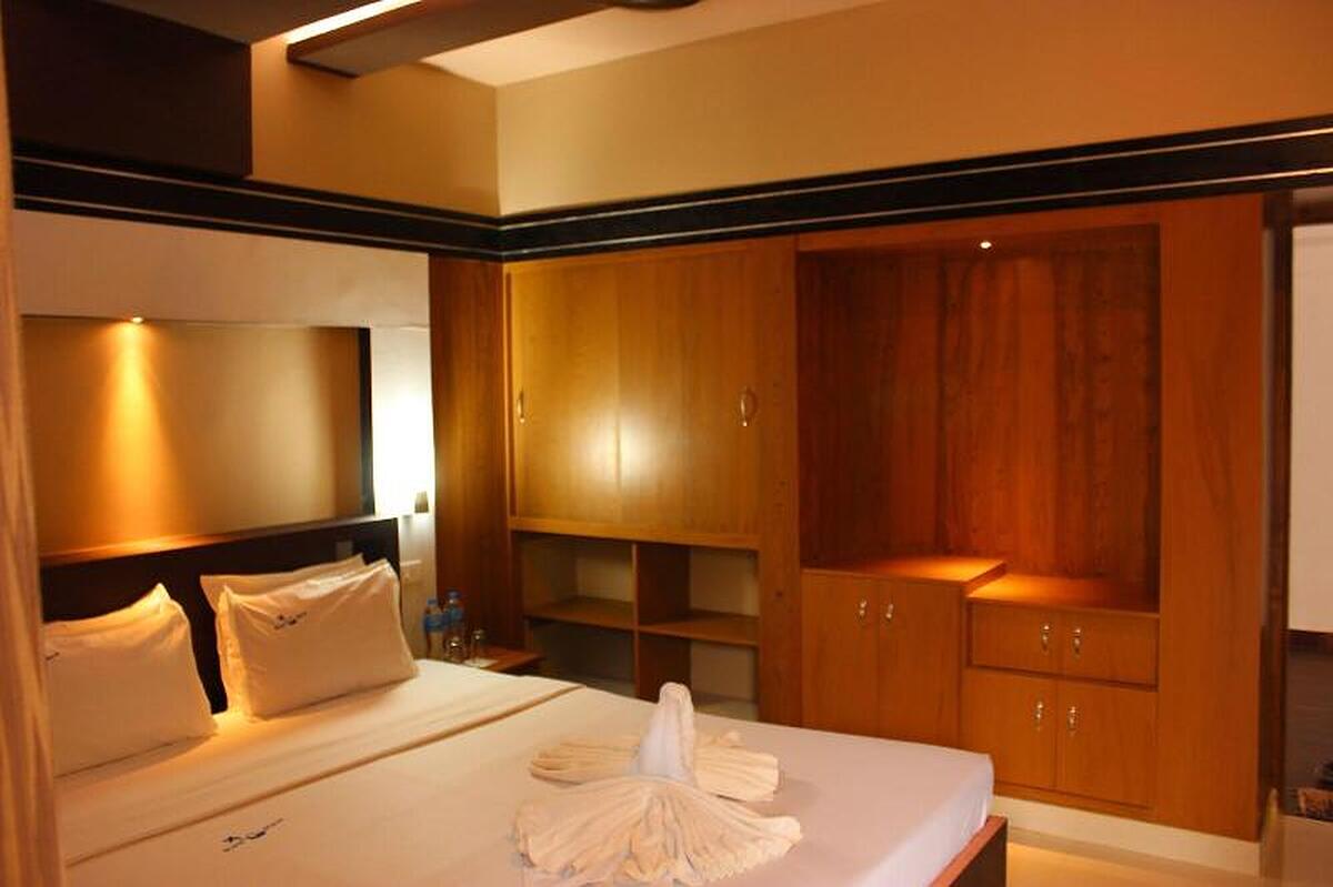 WOODHOUSE BEACH RESORT
