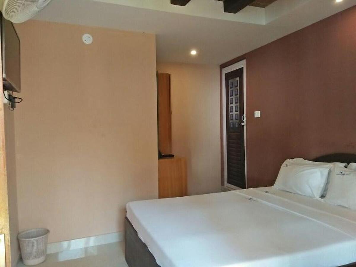 WOODHOUSE BEACH RESORT