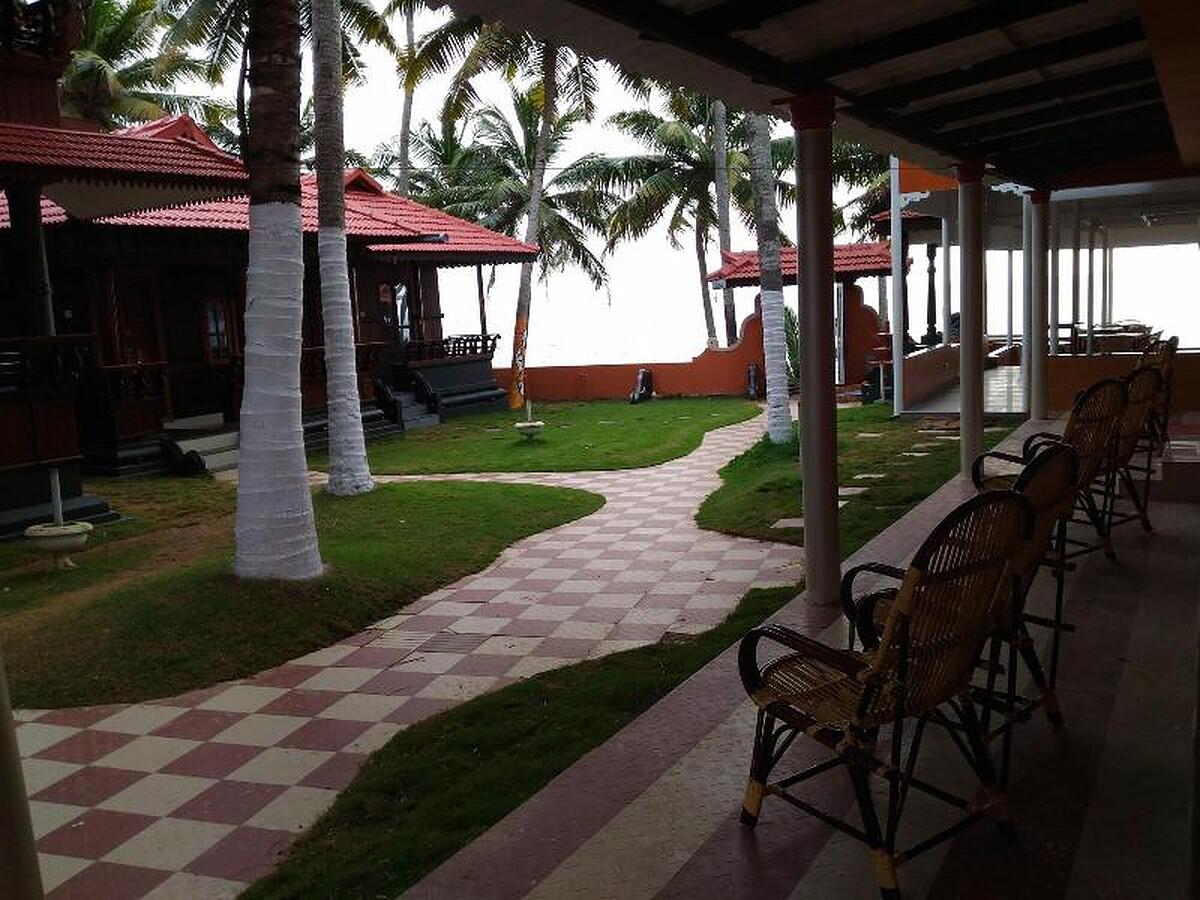 WOODHOUSE BEACH RESORT