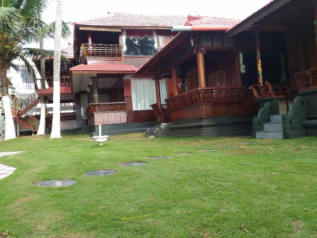 WOODHOUSE BEACH RESORT