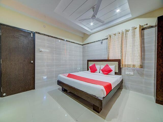 OYO Flagship 24397 9 Star Hotel