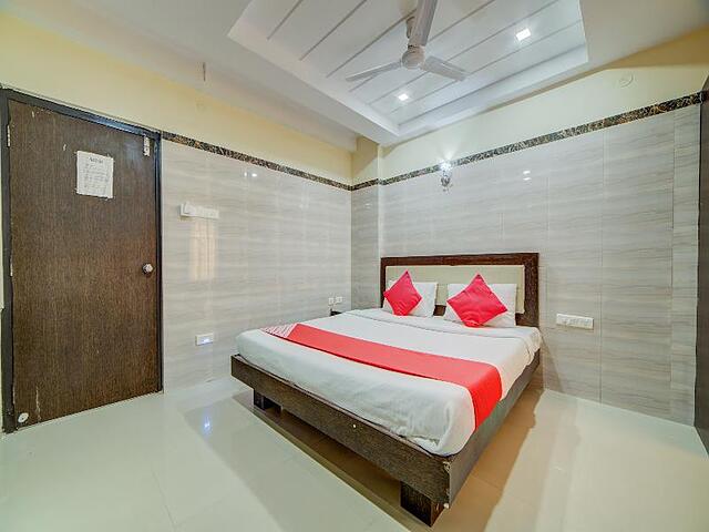OYO Flagship 24397 9 Star Hotel