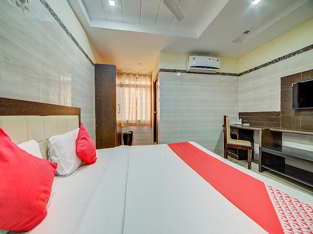 OYO Flagship 24397 9 Star Hotel