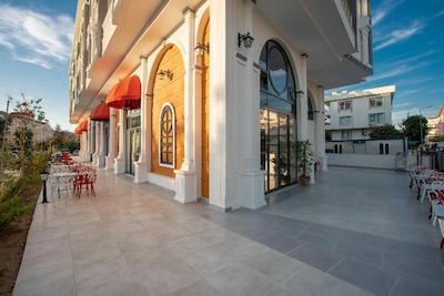 The Sansa Hotel & Spa