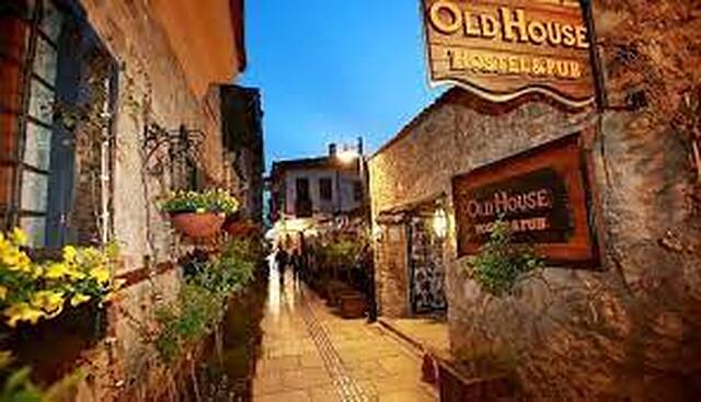 Old House Hostel and Pub