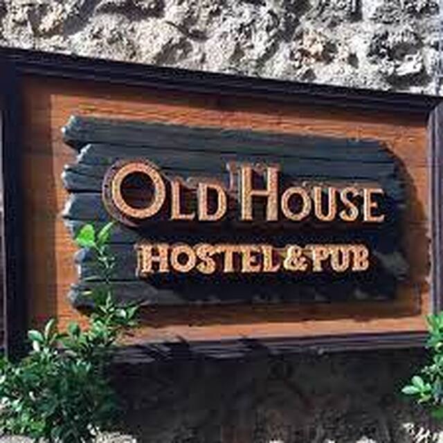 Old House Hostel and Pub