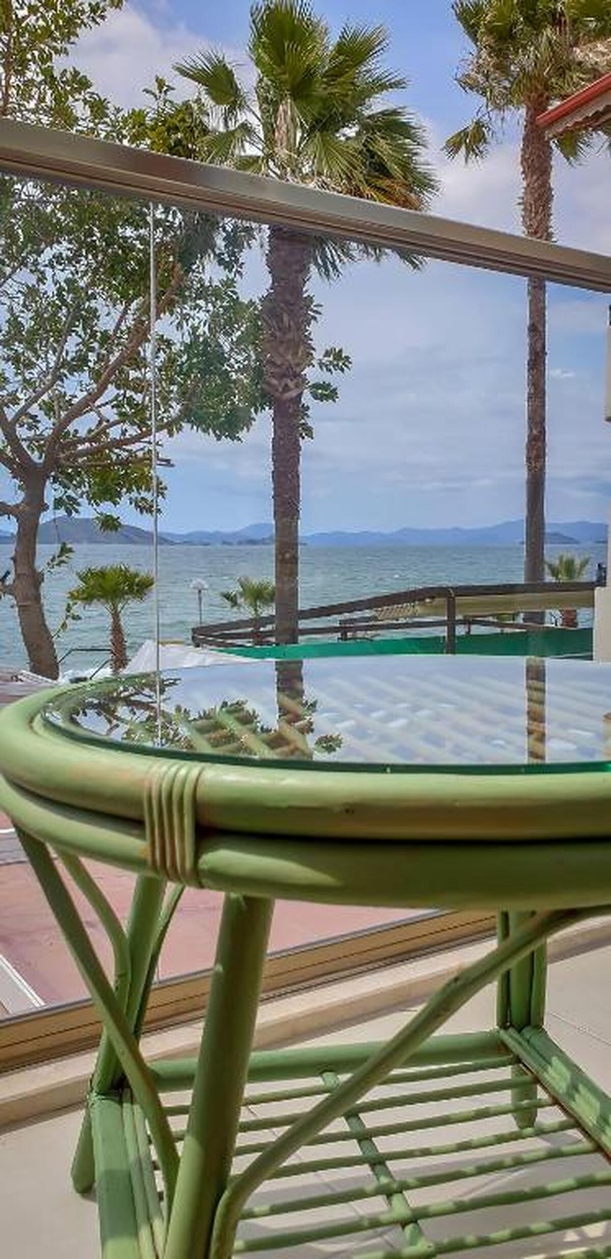 Eyna Hotel
