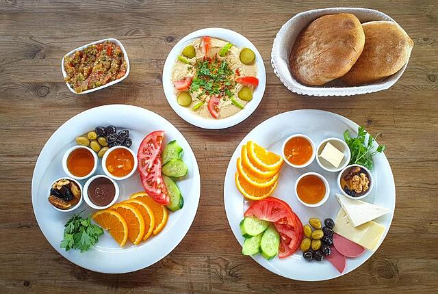 Eyna Hotel