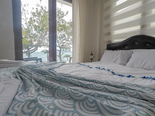 Eyna Hotel