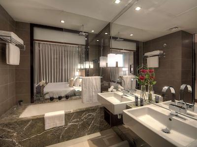 پولمن دبی داون تاون هتل