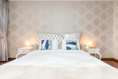 Tiara Ruby by Maison Privee