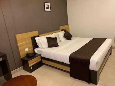 الکارناک هتل