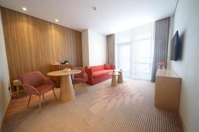 ناوتل جمیرا ویلج ترای انگل