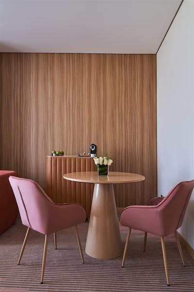 ناوتل جمیرا ویلج ترای انگل