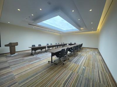 ناوتل جمیرا ویلج ترای انگل